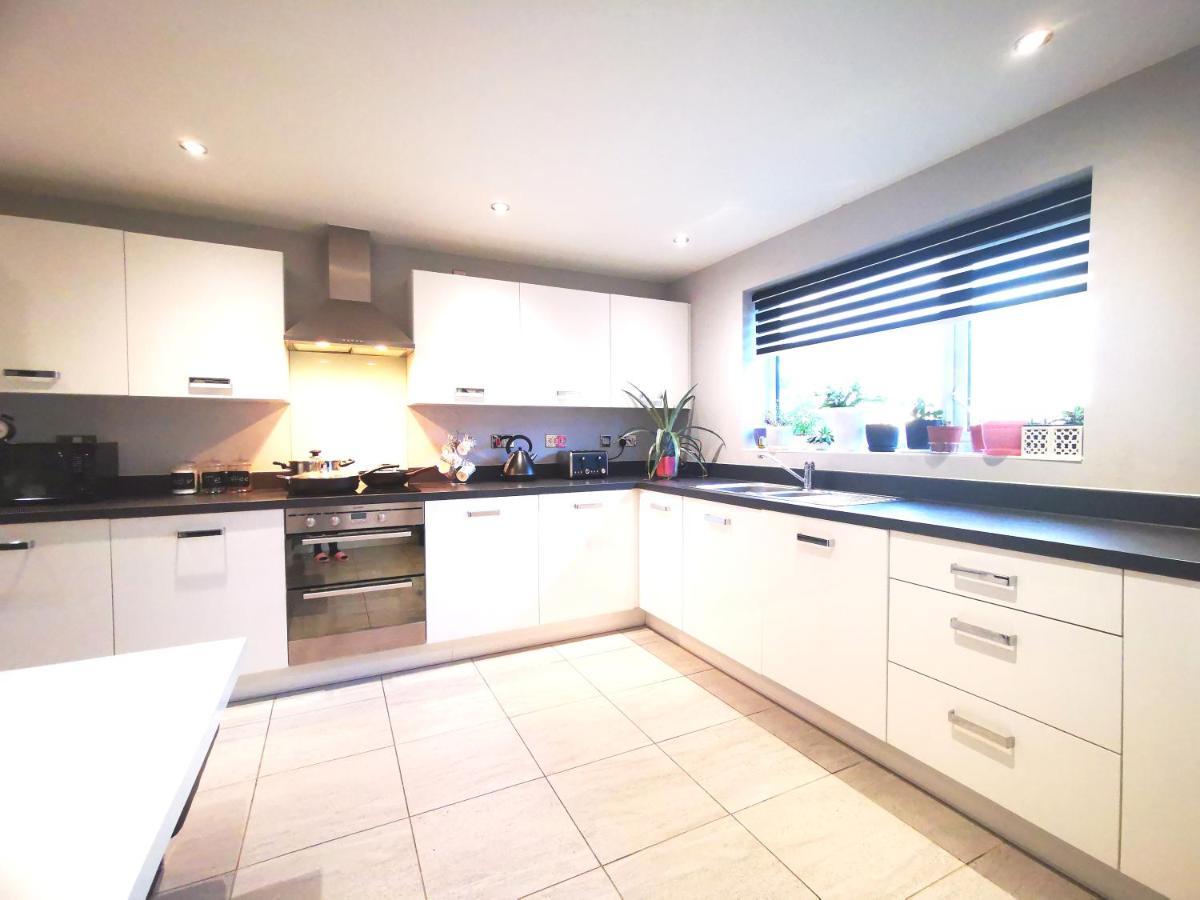 The Lawnswood - Central Manchester Holiday Home With Free Parking Eksteriør billede