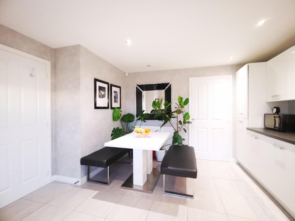 The Lawnswood - Central Manchester Holiday Home With Free Parking Eksteriør billede